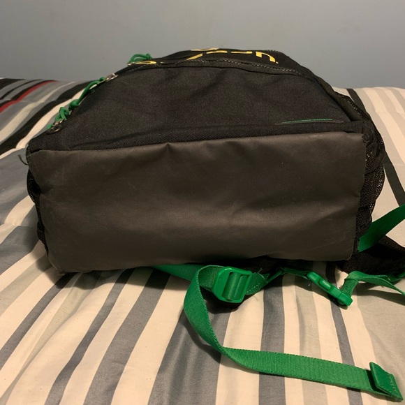 Oregon Ducks Nike Utility Heat Air Team Backpack Training Black Green Graphic - Picture 10 of 14